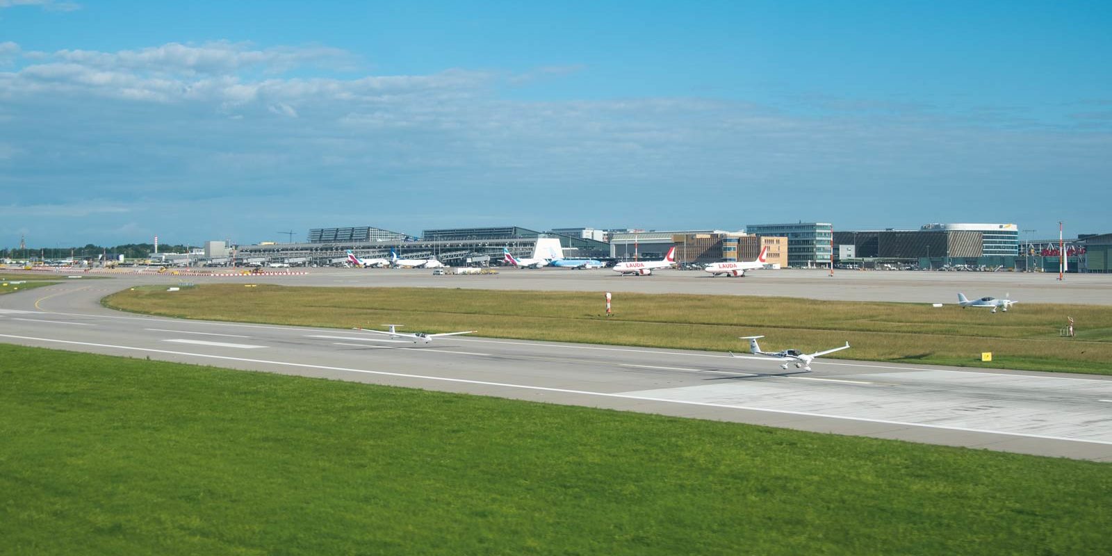 Touch and Go des Schleppzugs auf dem Manfred Rommel Airport in Stuttgart