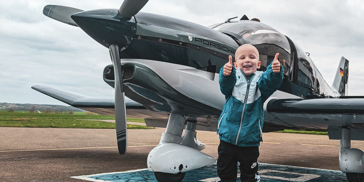 Mika vor der Robin DR400