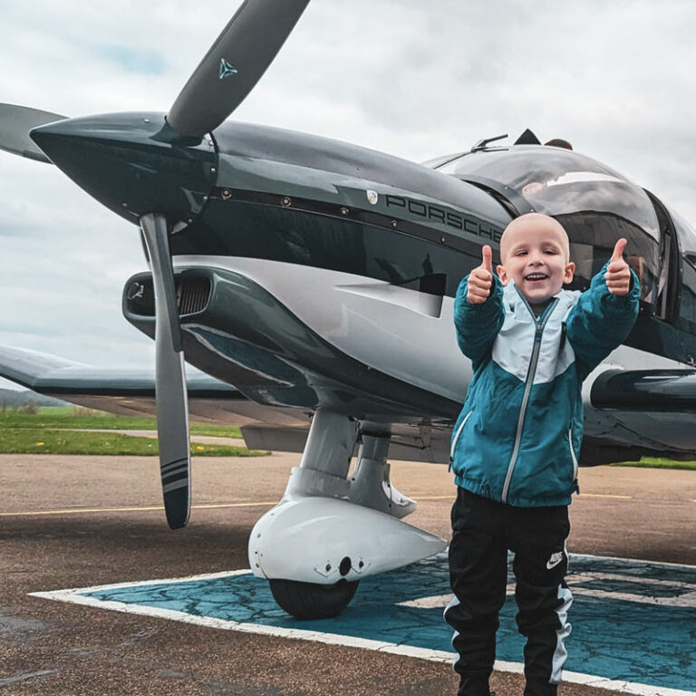 Mika vor der Robin DR400